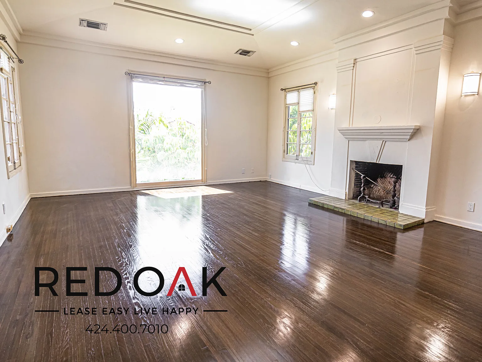 ~2 Weeks FREE~ Incredible Three Bedroom Duplex with Fireplace, Gorgeous Built-Ins, and Included P... — Photo 2