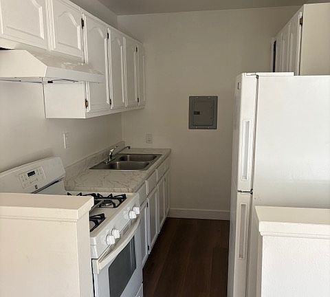 3rd image of 1841 N Poinsettia Pl #8