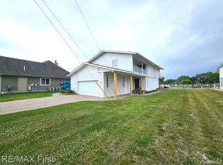 38025 Huron Pointe Dr, Harrison Township, MI 48045