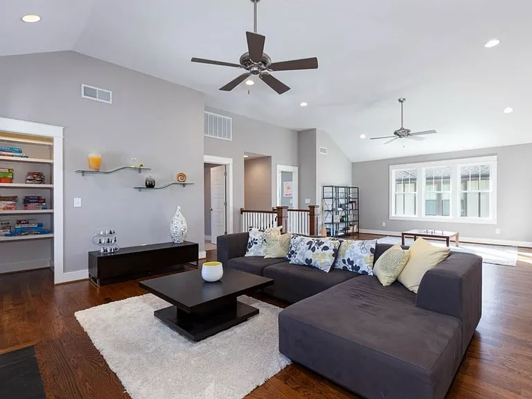 2526 Ashwood Ave — Photo 8
