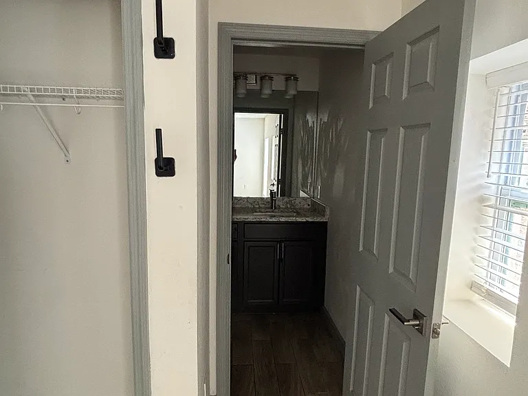 2500 Erving Ave — Photo 8