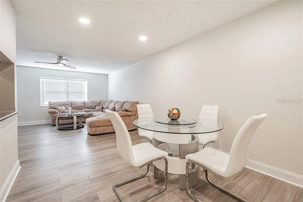 2 bed, 1.5 bath, 884 sqft, $2,100 — Photo 2