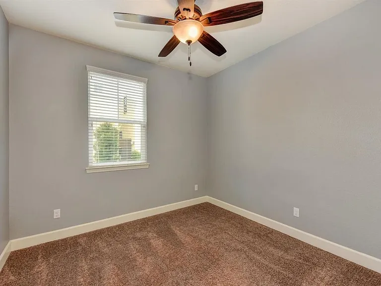 916 Lyon Pl — Photo 5