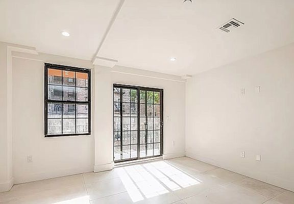 3rd image of 2692 Creston Ave #2