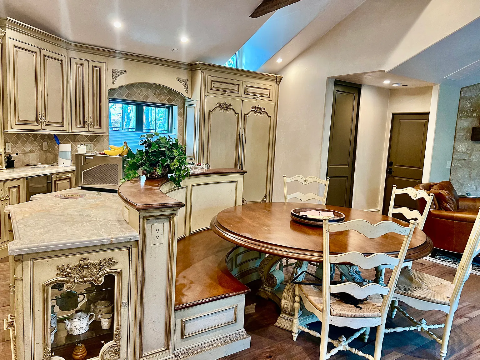 3 bed, 3675 sqft, $22,000 — Photo 4
