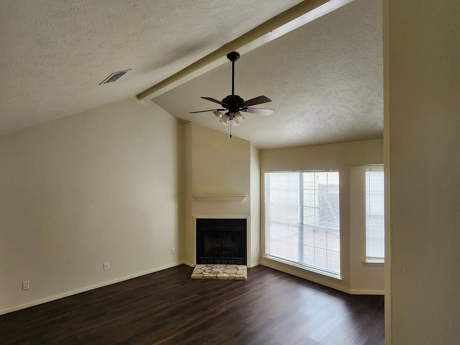 3 bed, 1244 sqft, $1,650 — Photo 2
