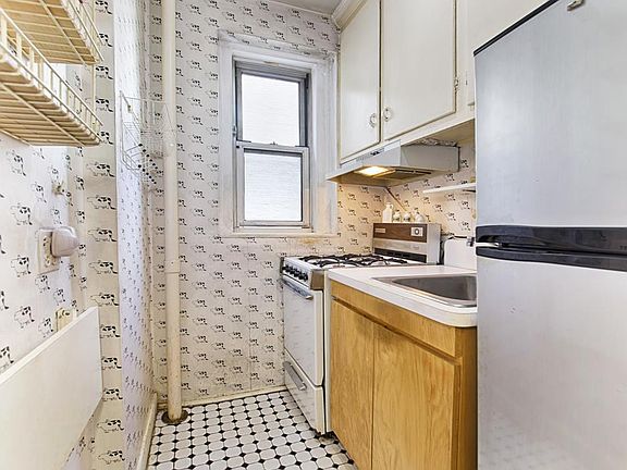 4th image of 305 E 40th St APT 4B