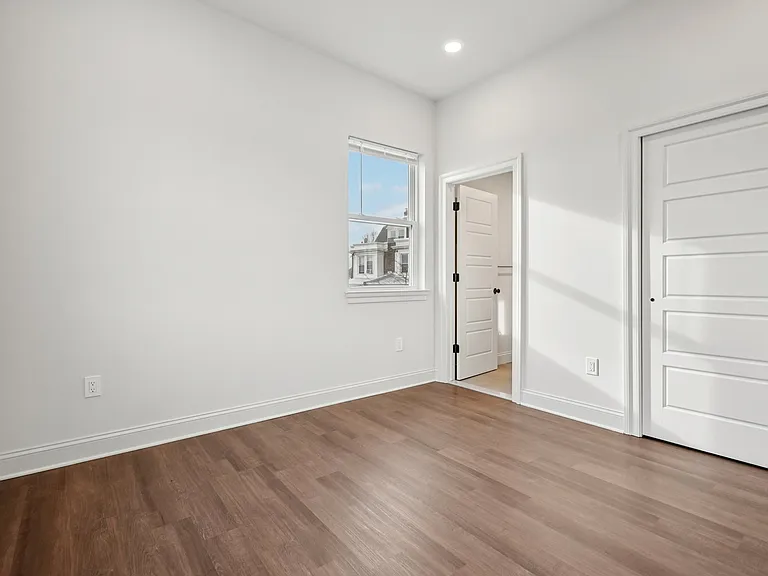 472 Roxborough Ave — Photo 26