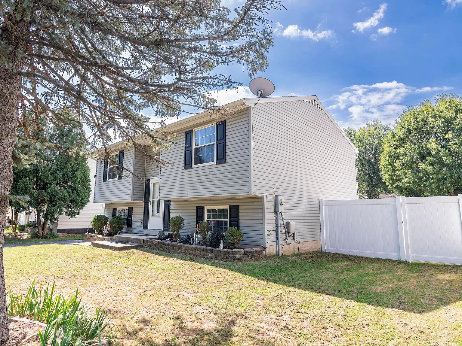 4 bed, 1420 sqft, $3,150 — Photo 3