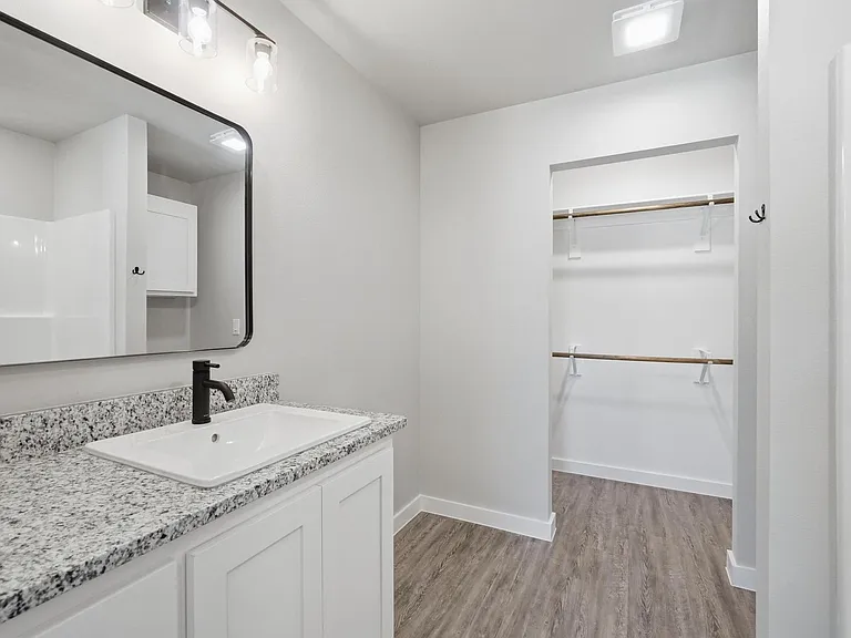 2838 Glennster St — Photo 24