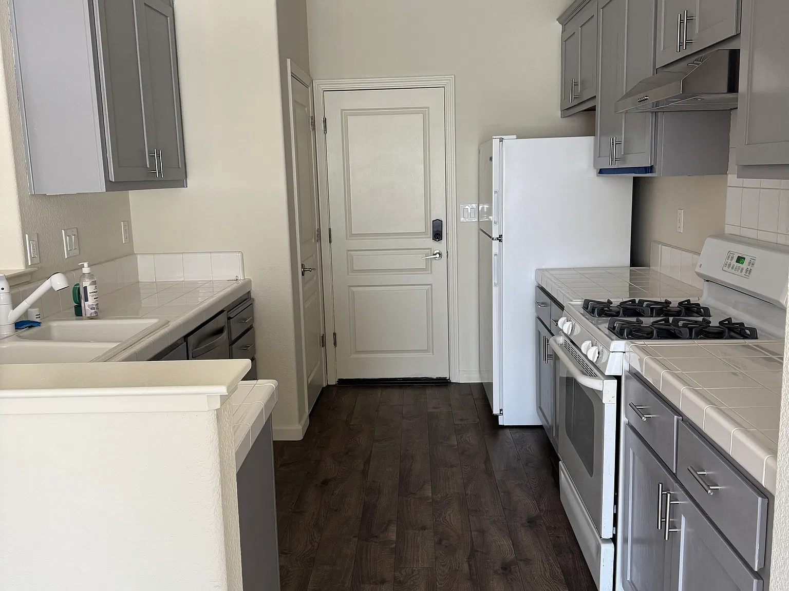 3 bed, 2.5 bath, 1523 sqft, $4,050 — Photo 3