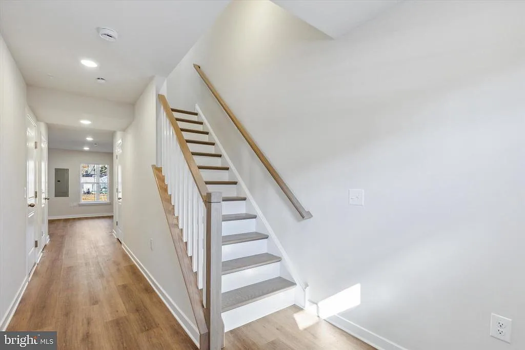 3 bed, 4.0 bath, 2361 sqft, $3,000 — Photo 2