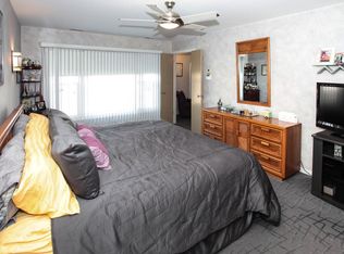 125 Old Barn Ct, Buffalo Grove, IL 60089