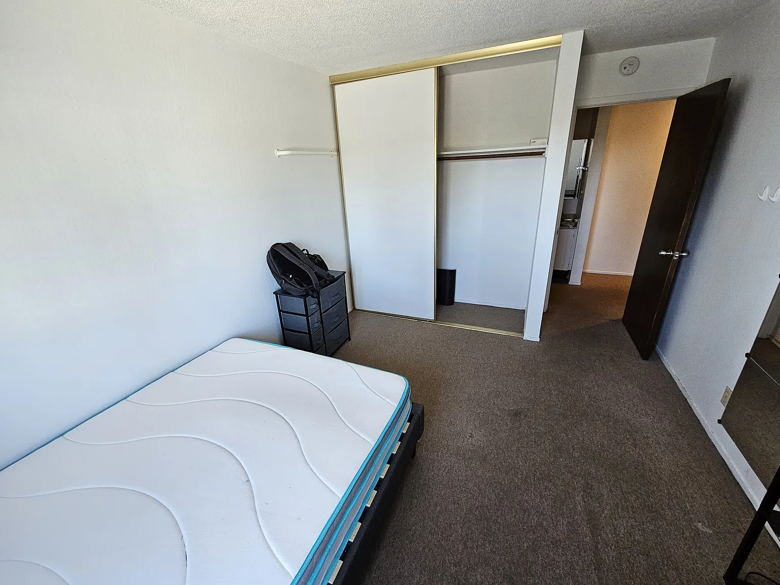 3 bed, 800 sqft, $1,200 — Photo 2