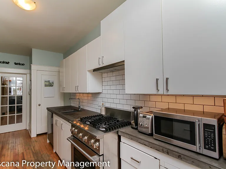 165 Irving Ave — Photo 11