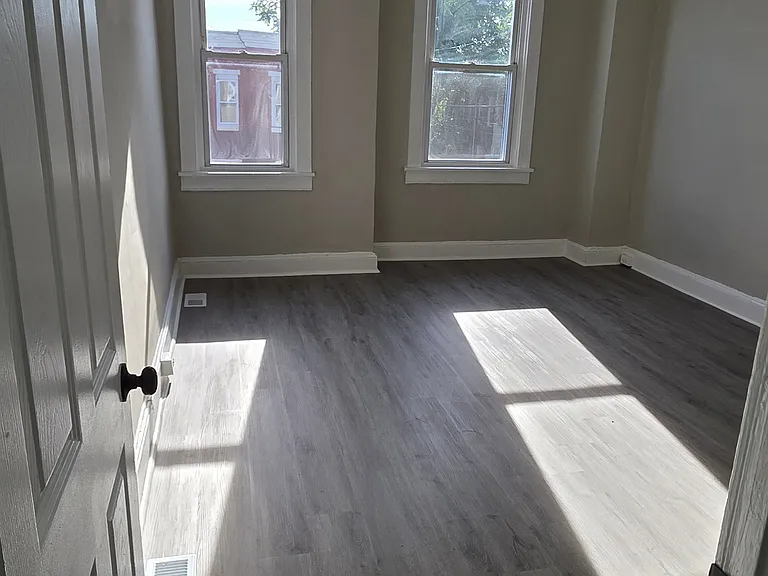 921 Appleton St — Photo 7