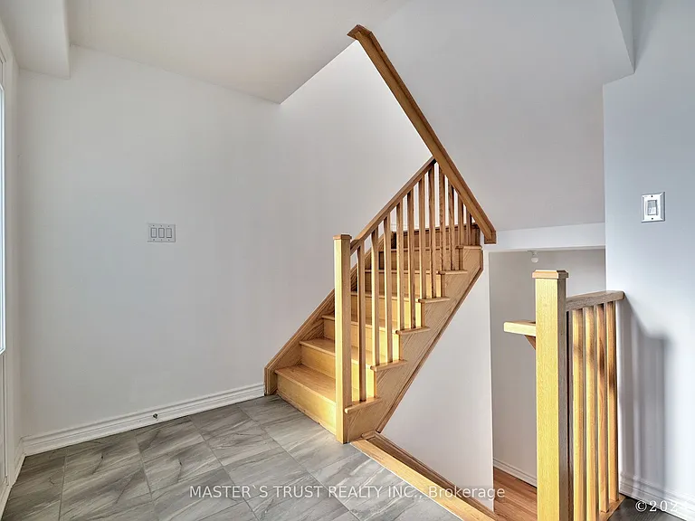2501 Littlefield Cres — Photo 3