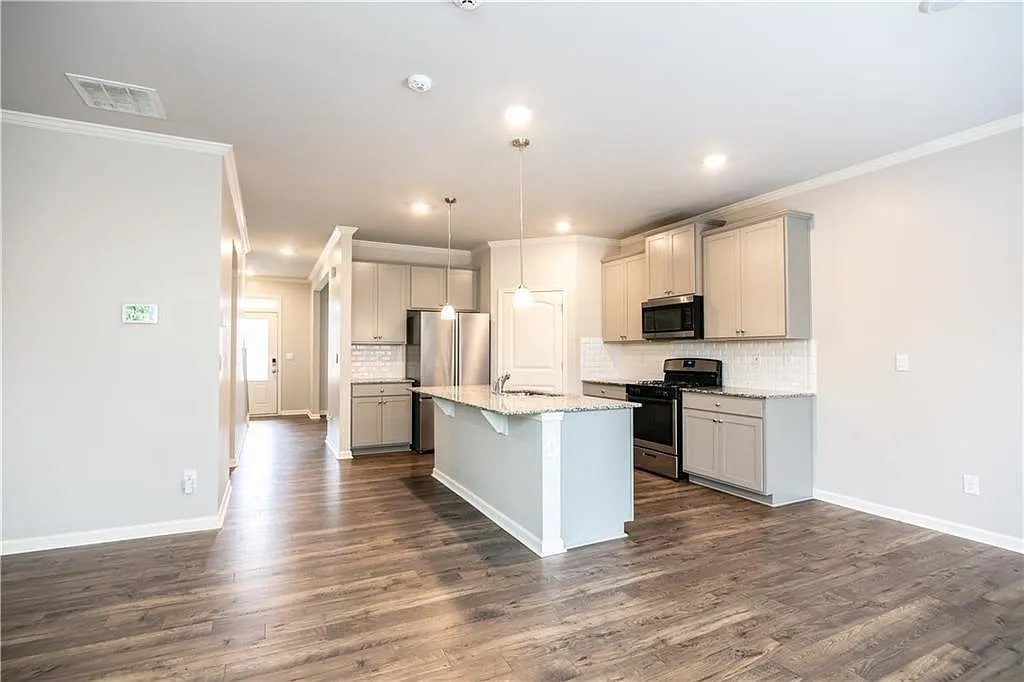 5 bed, 3.5 bath, 2896 sqft, $3,200 — Photo 3