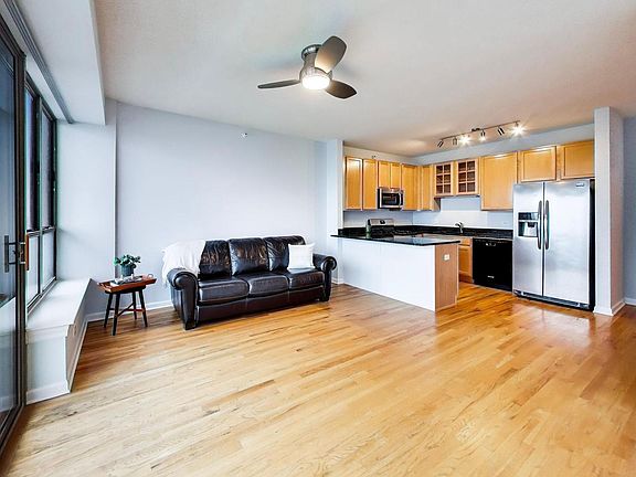 4th image of 1717 S Prairie Ave APT 1907