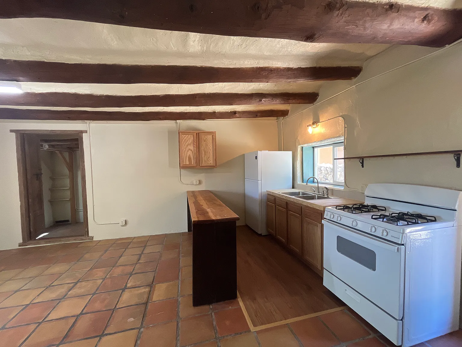 2 bed, 950 sqft, $1,750 — Photo 3