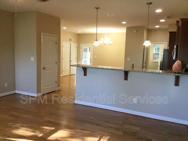 4 bed, 2.5 bath, 2020 sqft, $2,250 — Photo 4