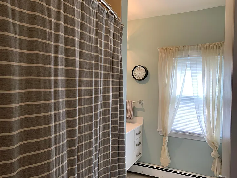 907 E 4th St #3 — Photo 11
