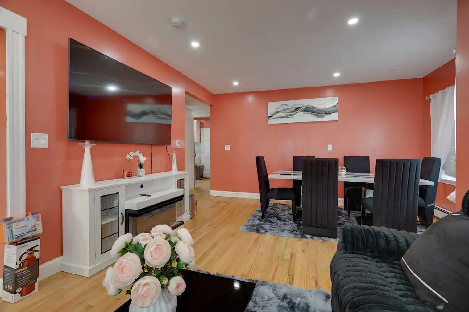 3 bed, 2.0 bath, 742 sqft, $10,517 — Photo 3