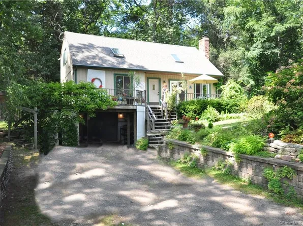 33 Lakeside Dr, Granby, CT 06035