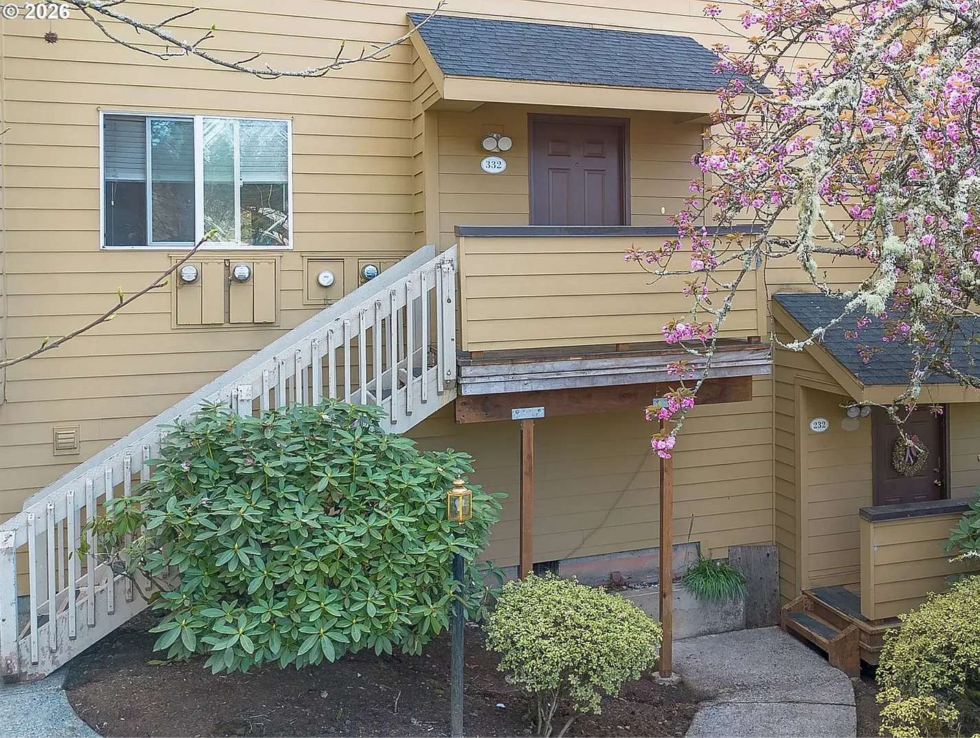Adorable 2 bed, 2 bath Condo with Garage and Massive Deck in Salmon Creek! Apply Now! — Photo 2