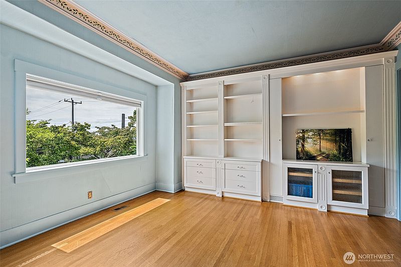 4th image of 2902 S Jackson Street