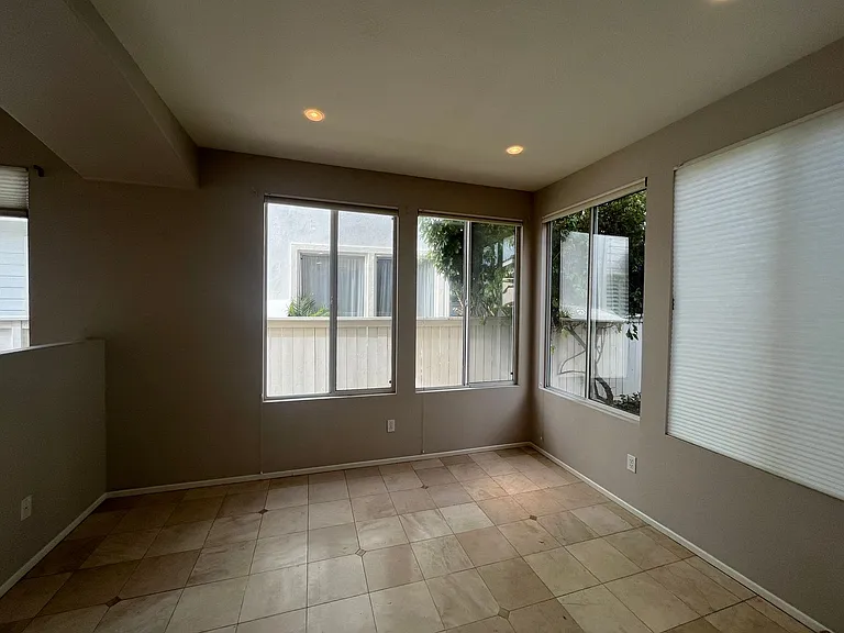 1085 Cottage Way — Photo 5
