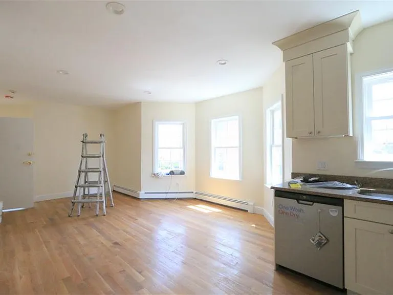 220 Massachusetts Ave — Photo 14