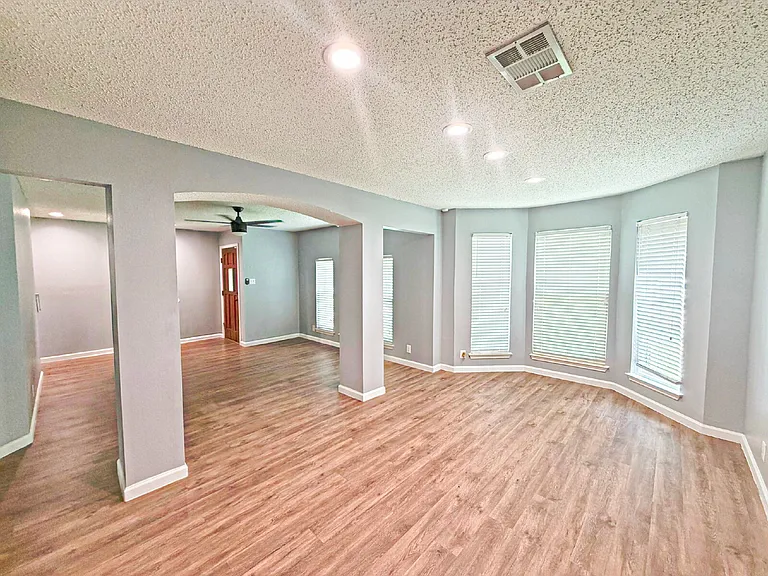 1302 Whitegate — Photo 3