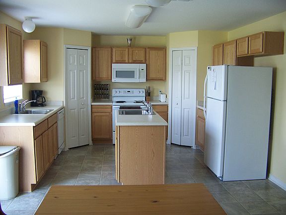 4th image of 425 Barlyn Ave