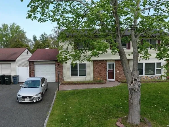 38 Orleans Grn, Coram, NY 11727