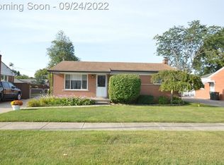 22606 Edgewater St, Saint Clair Shores, MI