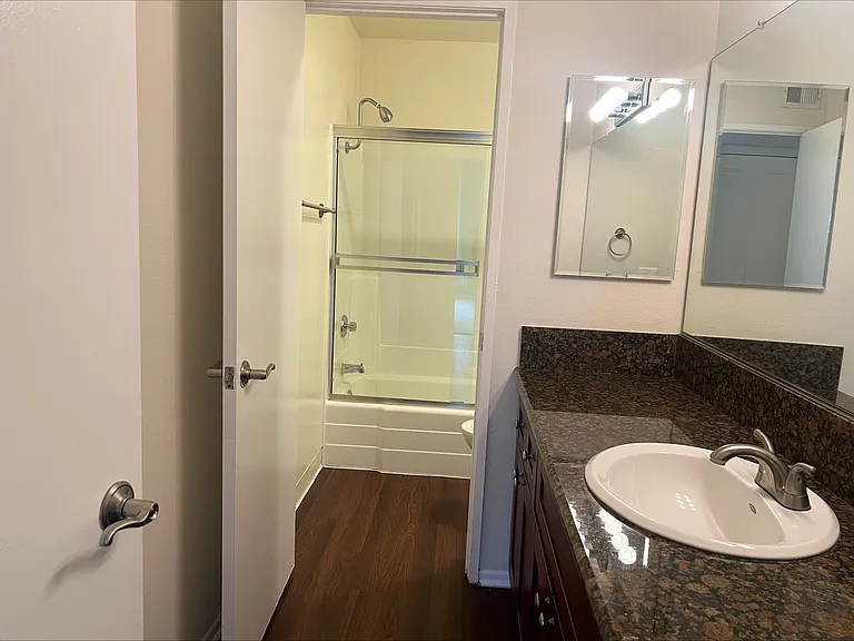 Versailles on the Lake Apartments — Photo 135
