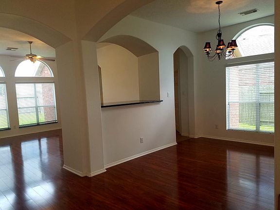 Perfect for entertaining - dining & living area