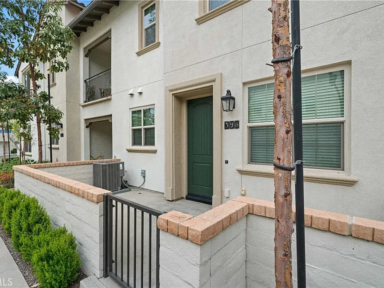 398 Sunrise Ln — Photo 2