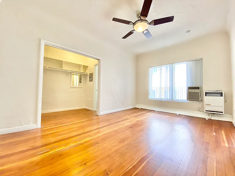 4852 Rosewood Ave #8 — Photo 1