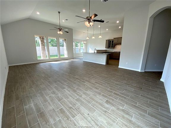3rd image of 2712 Lakewell Ln