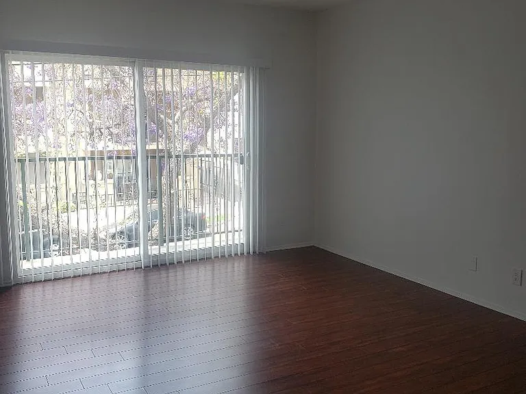 976 S Westgate Ave #7 — Photo 2