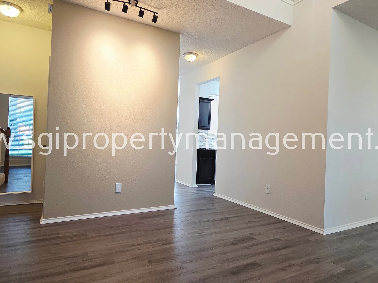 4 bed, 2.5 bath, 2328 sqft, $2,700 — Photo 3