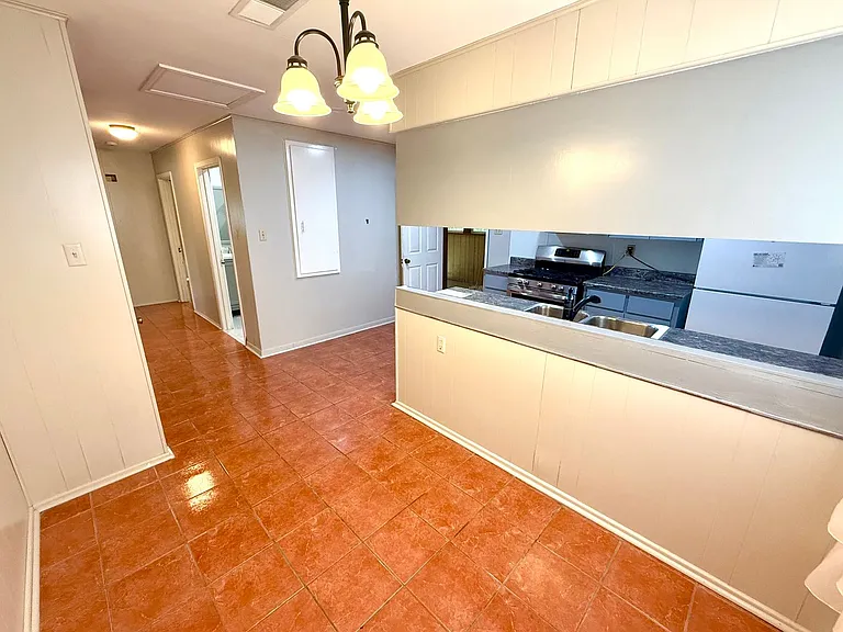 1820 W Southcross Blvd — Photo 11