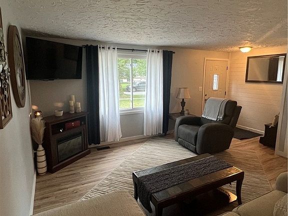 3rd image of 1289 Denise Dr