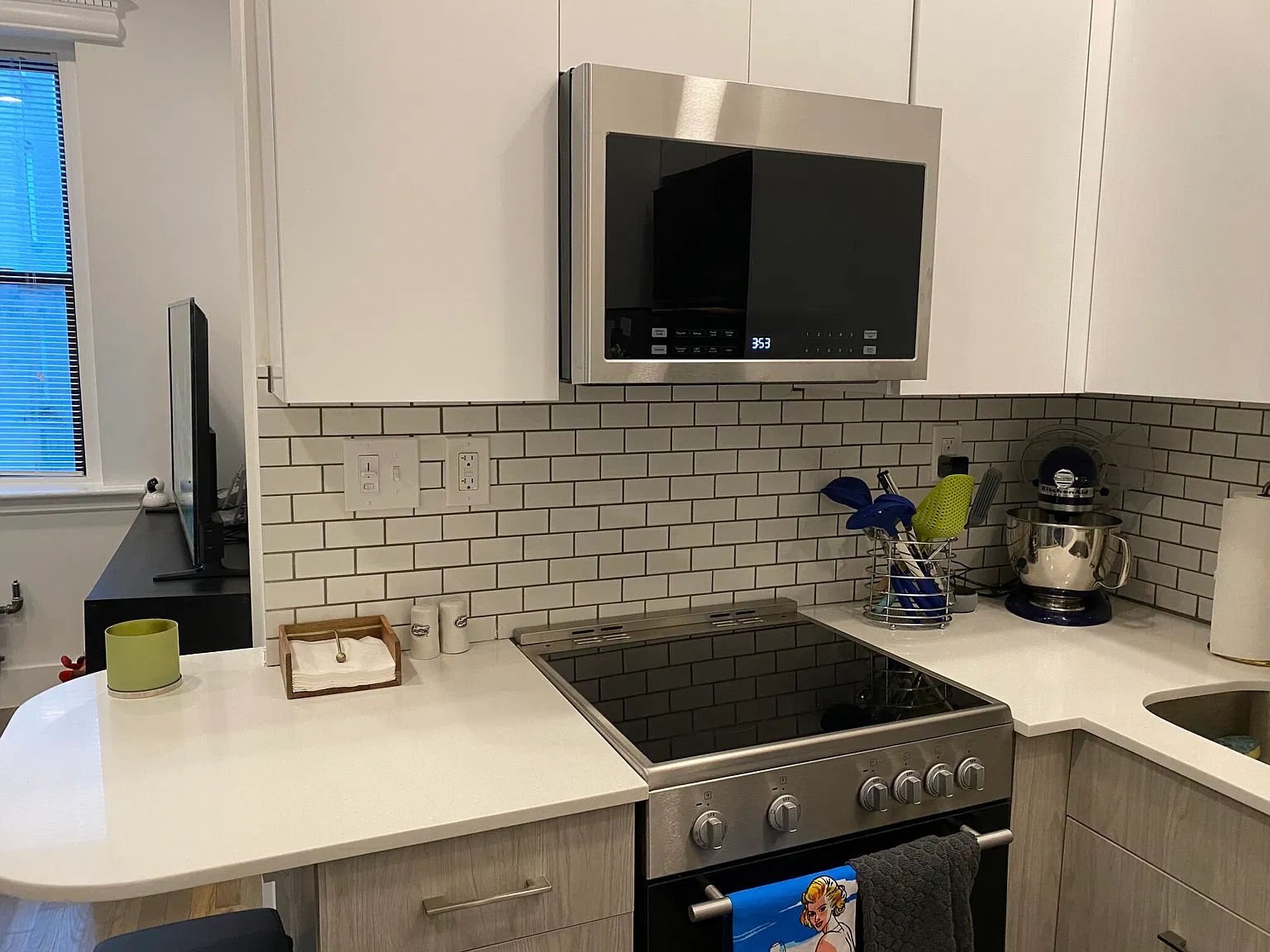 Studio, 999 sqft, $2,300 — Photo 3