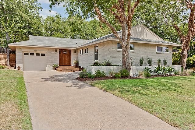 1st image of 834 Brookhurst Dr
