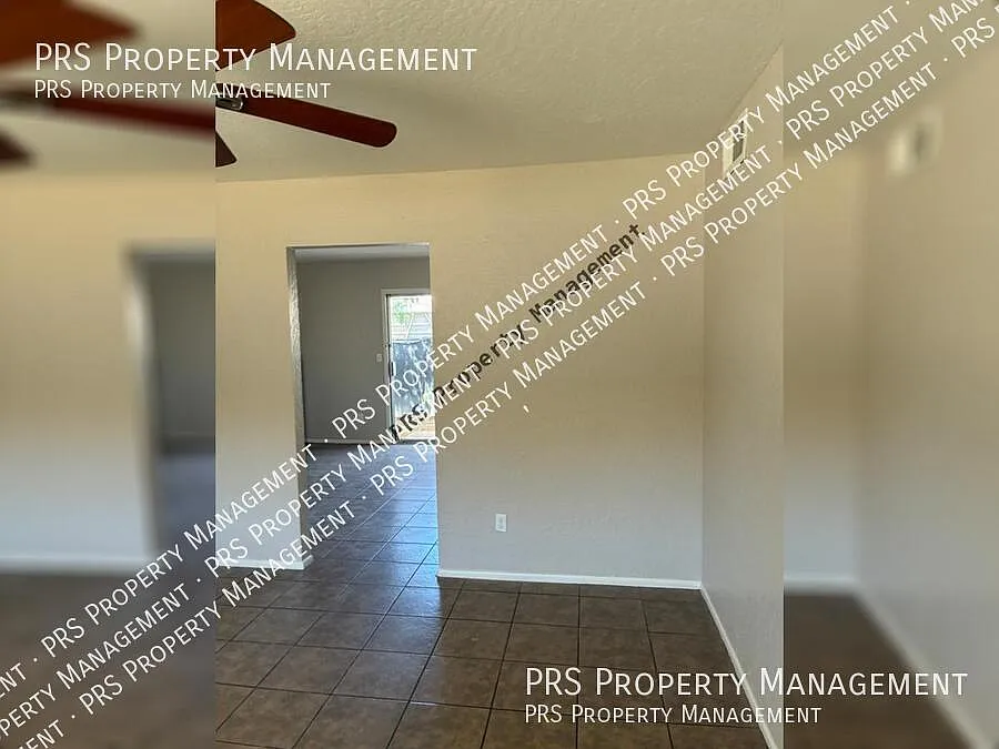 Building Photo - 10641 N 15th Ave #B