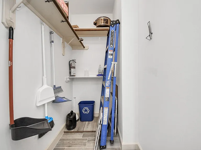 1900 Genesee St #204 — Photo 13