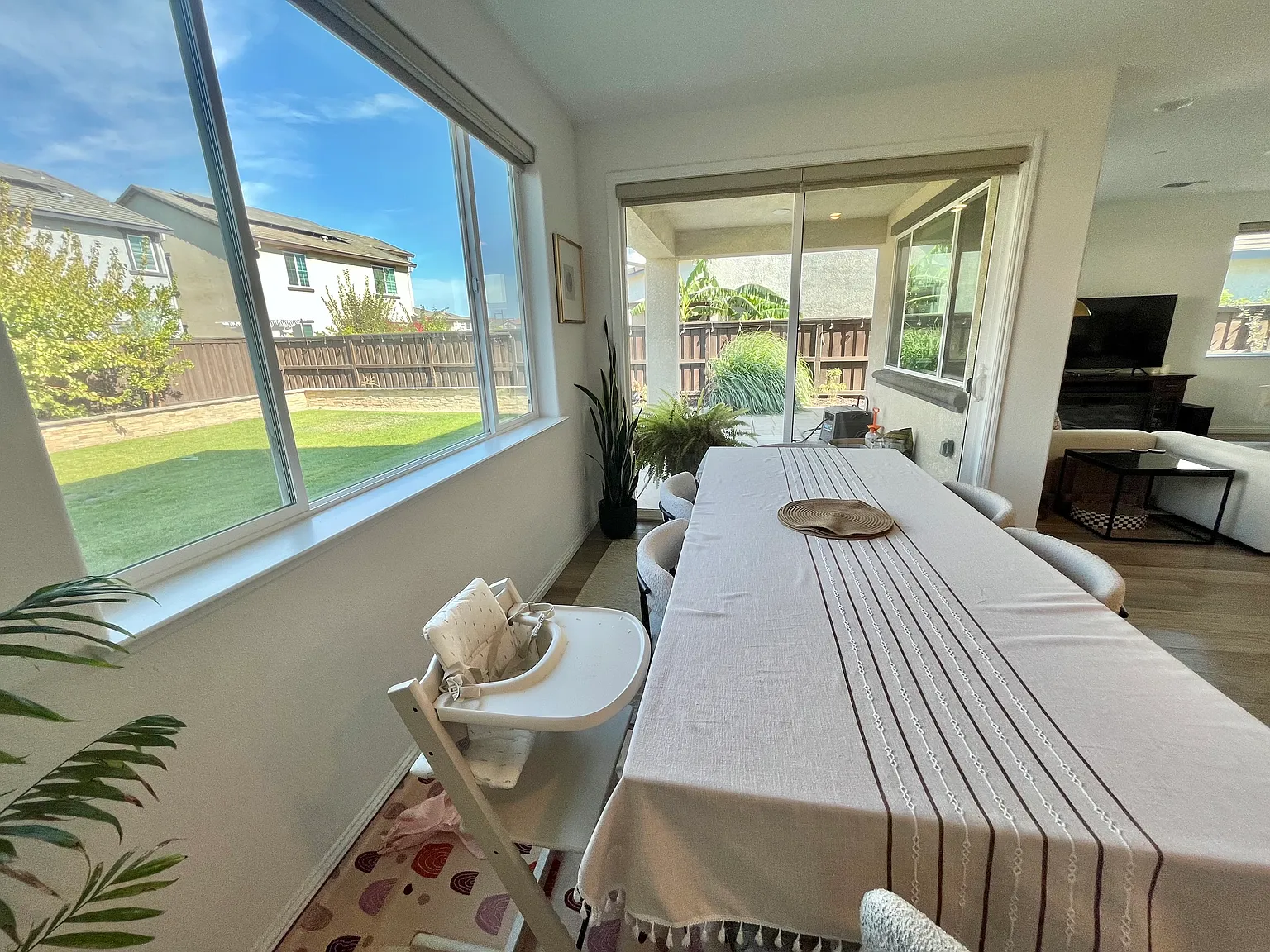 5 bed, 3.5 bath, 3400 sqft, $3,400 — Photo 2